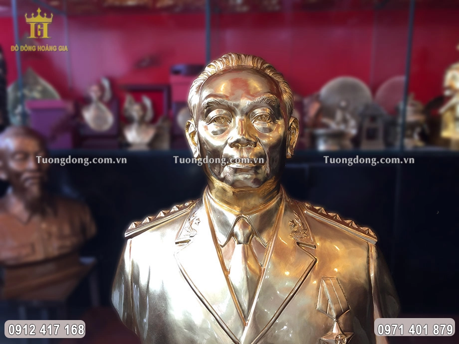 Gương mặt Bác Giáp được chạm thúc sắc nét, theo mẫu chuẩn